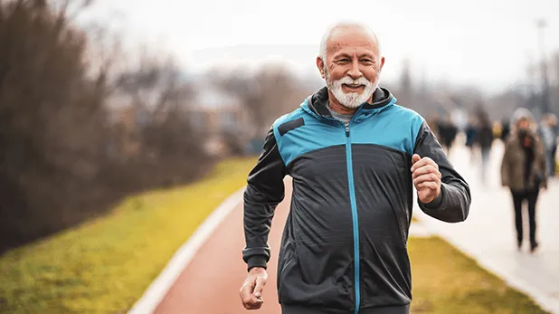 hombre mayor, corriendo, sonriendo