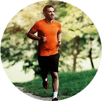 Un hombre corre en el parque, sin dolor.