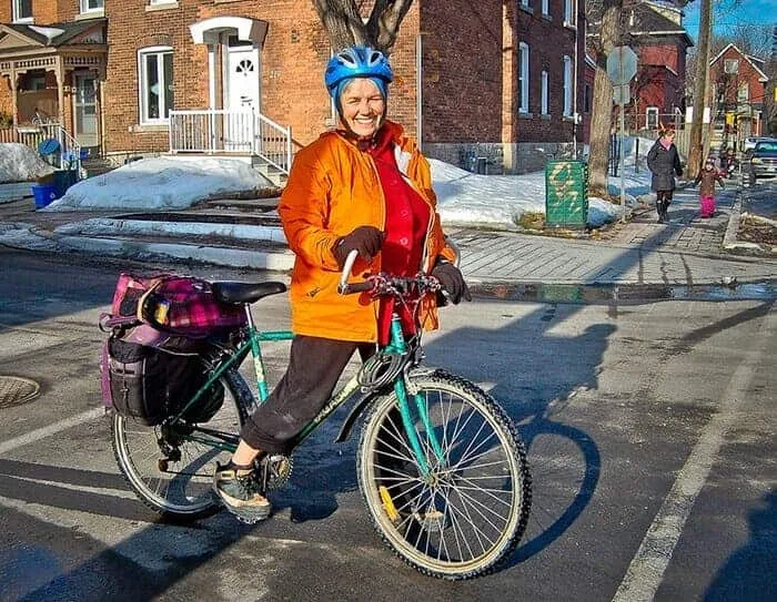 Signora con una bicicletta