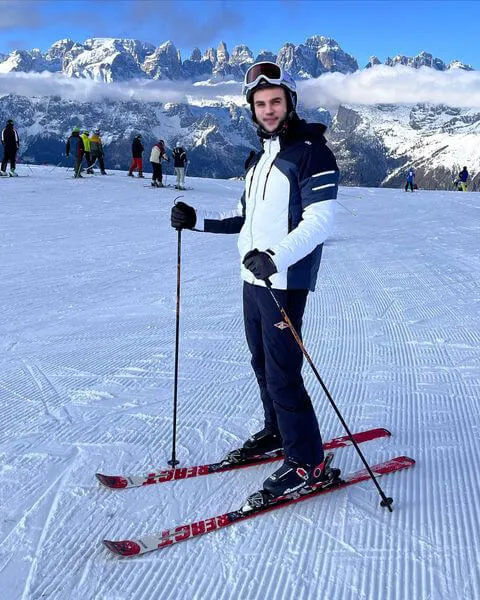 ragazzo sulla neve in abiti da sci