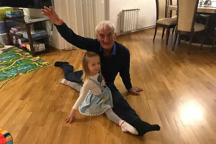 Nonna che gioca con la nipote