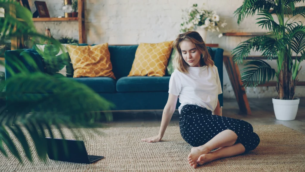 Donna esegue esercizio di stretching delicato per alleviare il mal di schiena cronico
