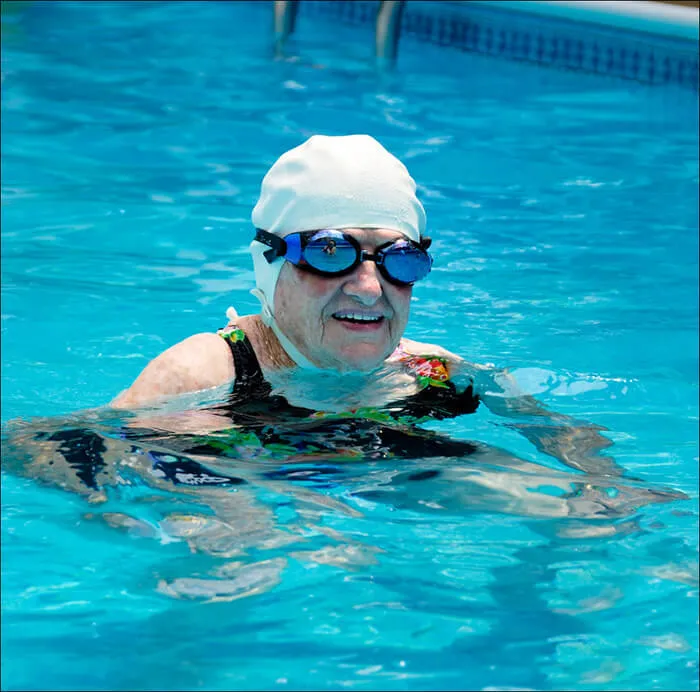 nuotatrice in piscina