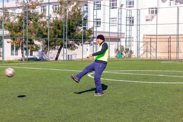 uomo che gioca a calcio