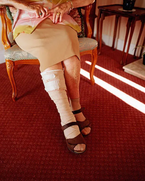 gambe di una signora seduta