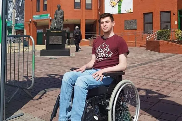 ragazzo in sedia a rotelle